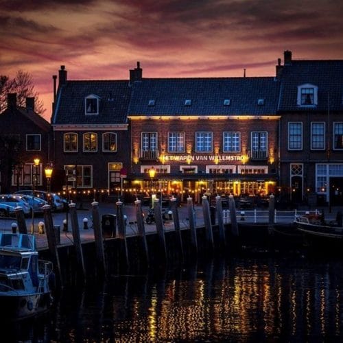 Vier de week van de kreeft in de haven van Willemstad Kreeftenweek in Willemstad met drijf-through en live muziek