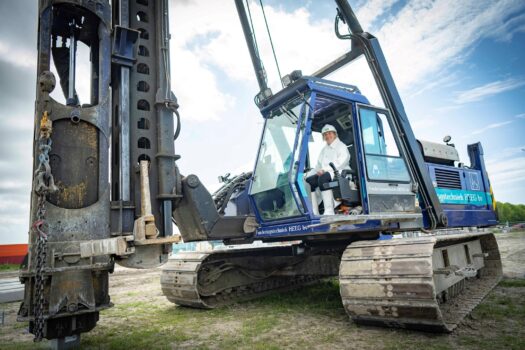 Wethouder Bais slaat eerste paal fase 5 Willem Alexanderhof