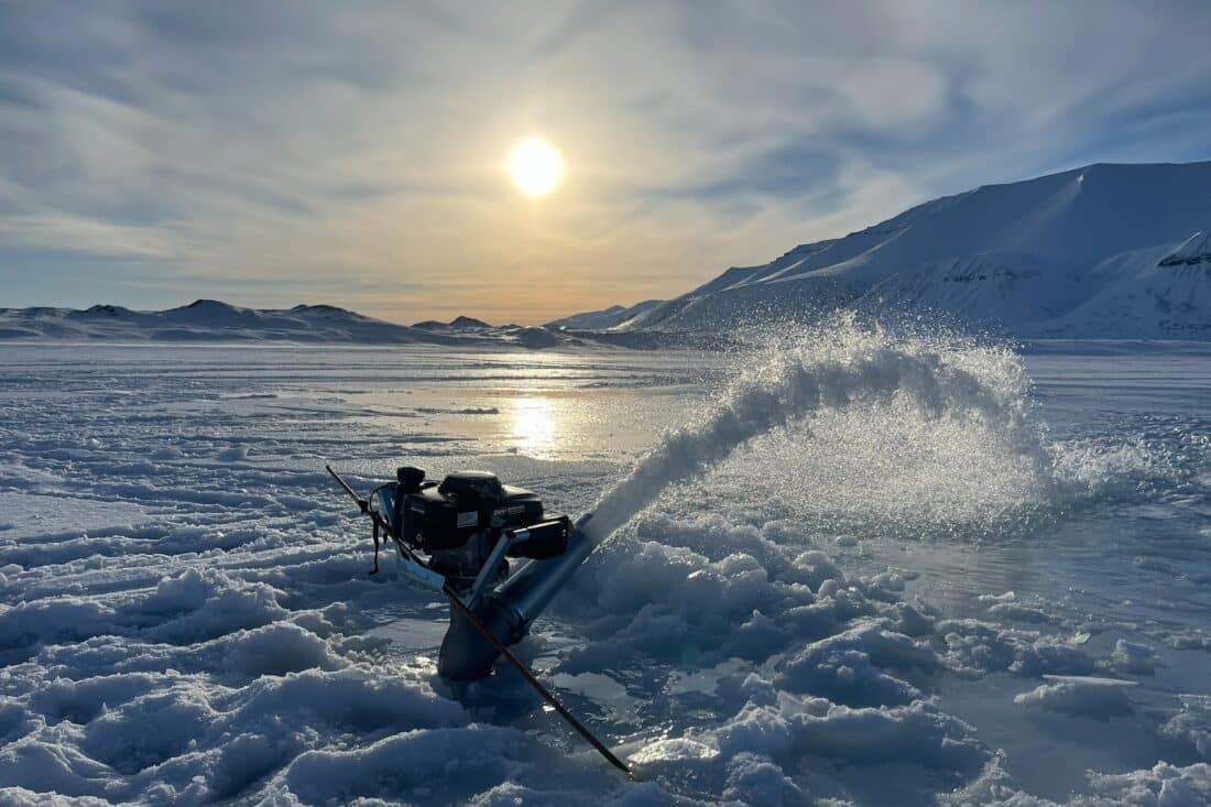 Gouverneur Spitsbergen akkoord met eerste veldtest voor opspuiten zee-ijs