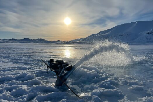 Gouverneur Spitsbergen akkoord met eerste veldtest voor opspuiten zee-ijs